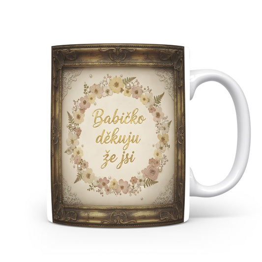 Hrnek s vintage květinovým věncem a zlatým nápisem pro babičku.