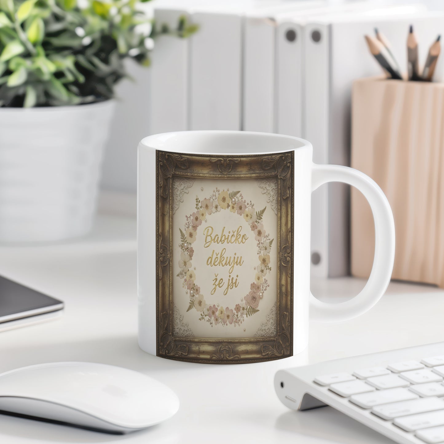 Hrnek s vintage květinovým věncem a zlatým nápisem pro babičku.