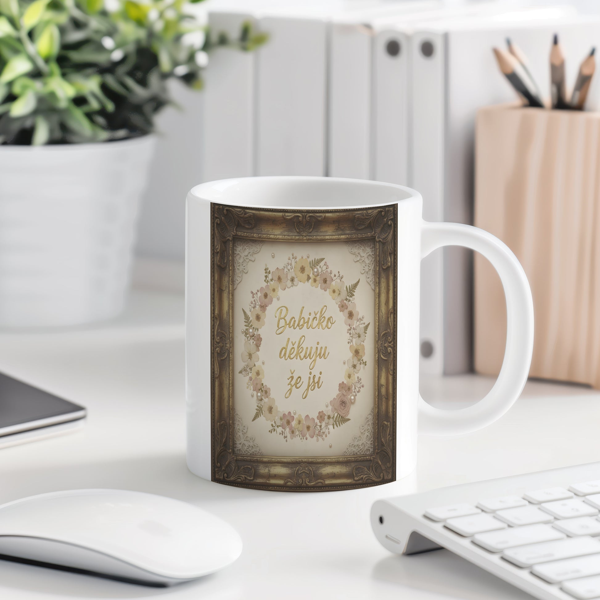 Hrnek s vintage květinovým věncem a zlatým nápisem pro babičku.