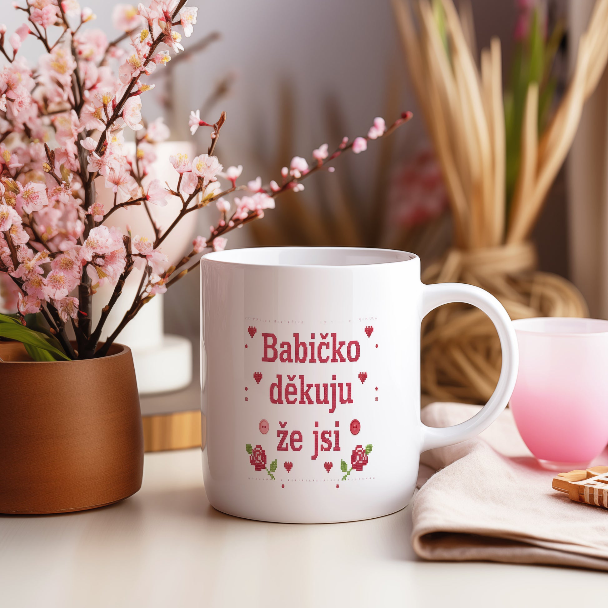 Hrnek s nápisem 'Babičko děkuju, že jsi', zdobený červenými růžemi a srdíčky.