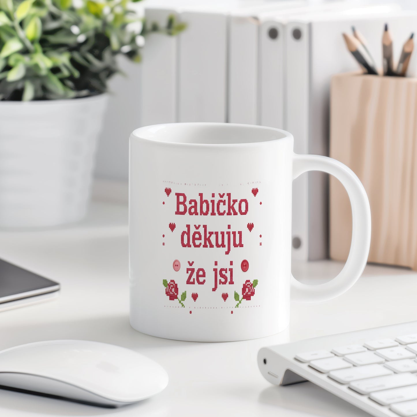 Hrnek s nápisem 'Babičko děkuju, že jsi', zdobený červenými růžemi a srdíčky.