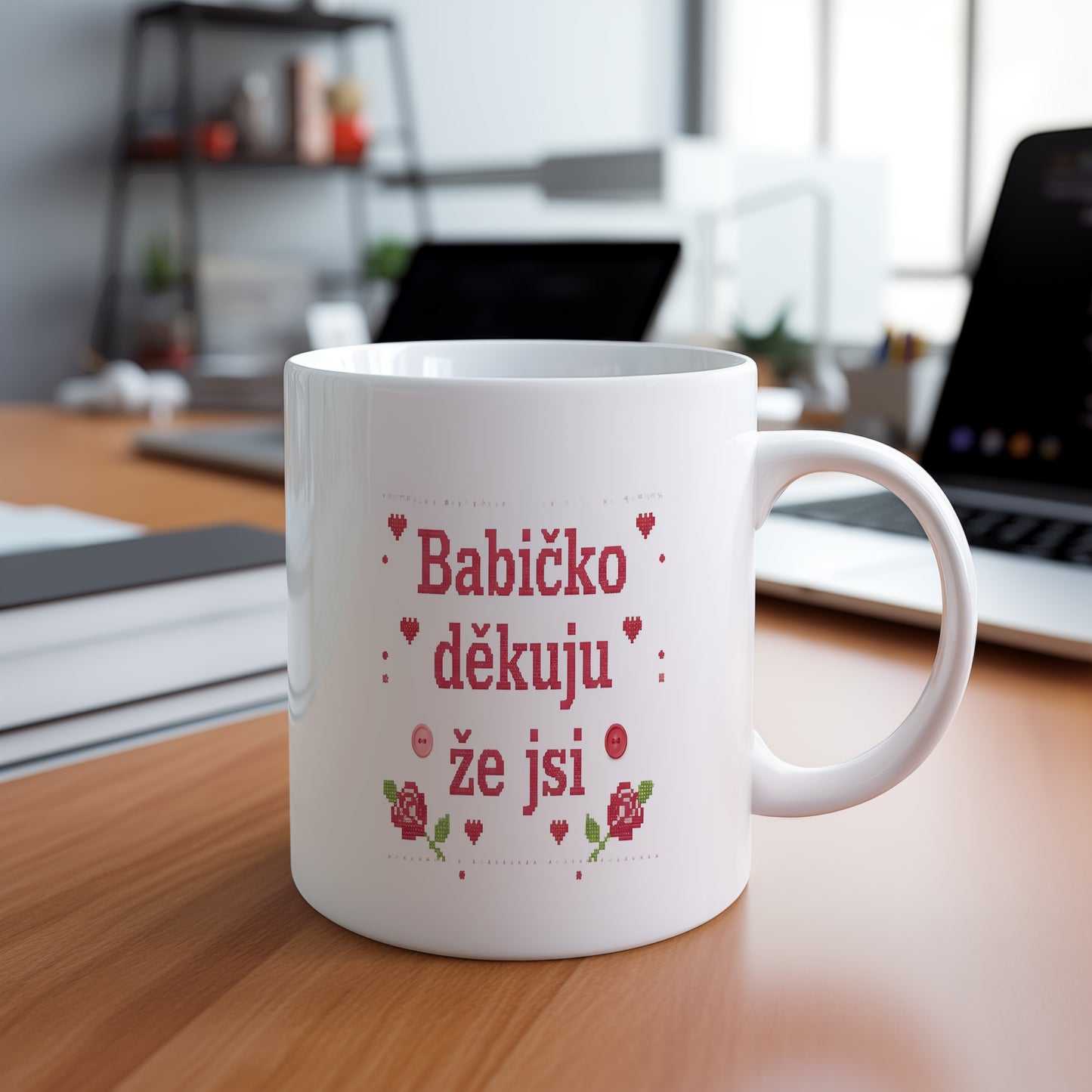 Hrnek s nápisem 'Babičko děkuju, že jsi', zdobený červenými růžemi a srdíčky.