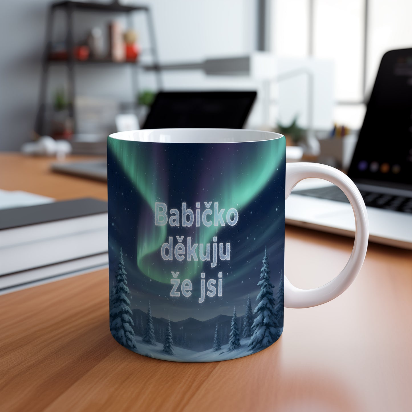 Hrnek s polární září a nápisem 'Babičko děkuju že jsi'.