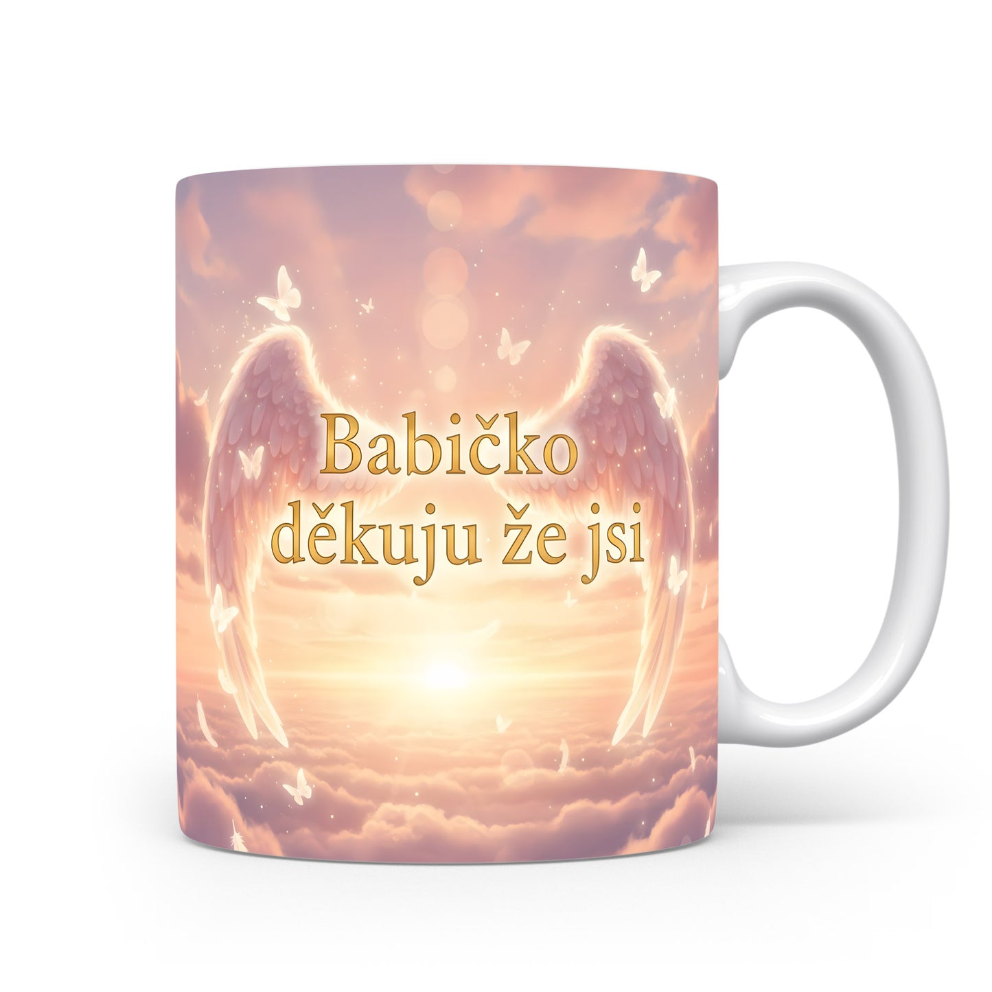 Hrnek s růžovými křídly a motýly na pastelovém pozadí.