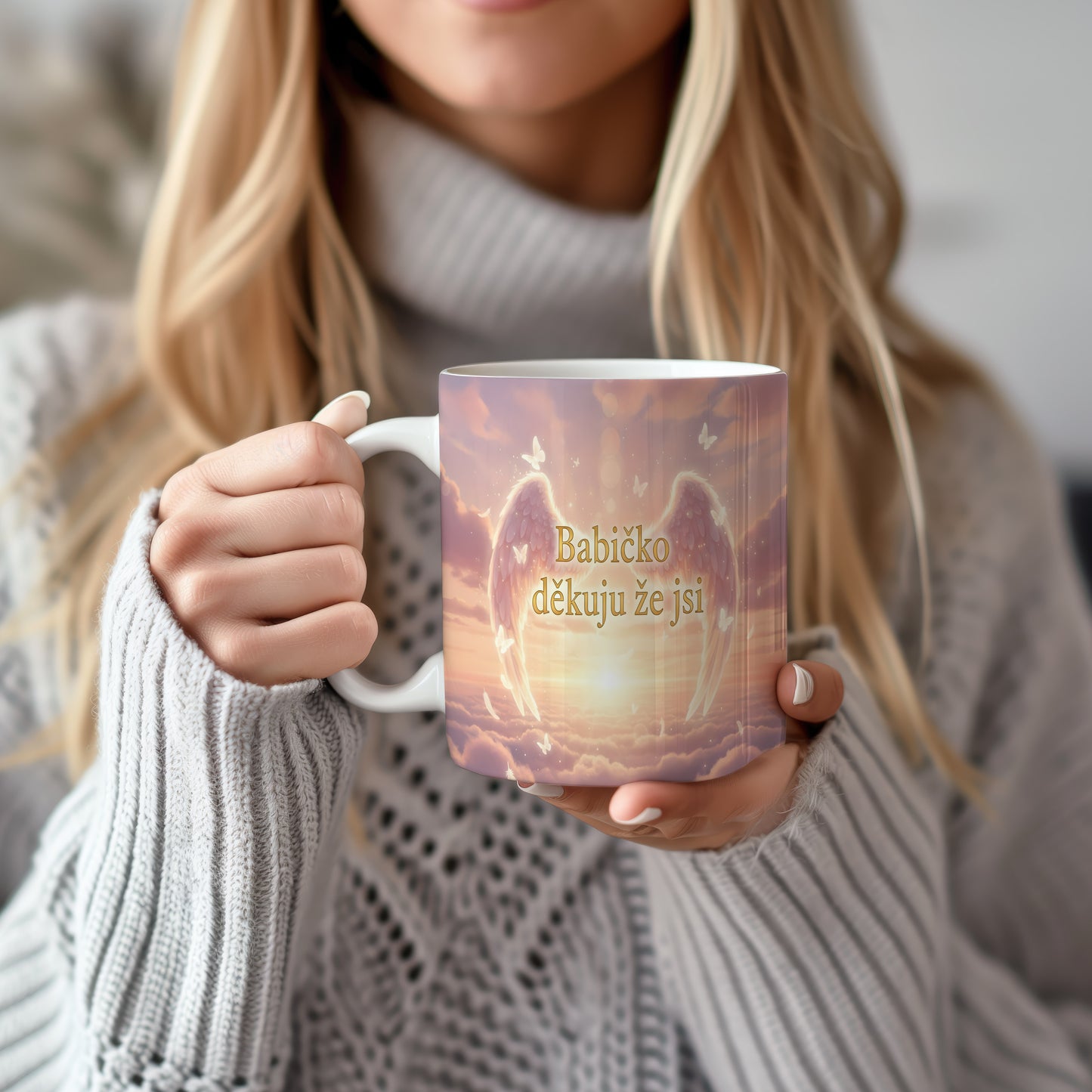 Hrnek s růžovými křídly a motýly na pastelovém pozadí.