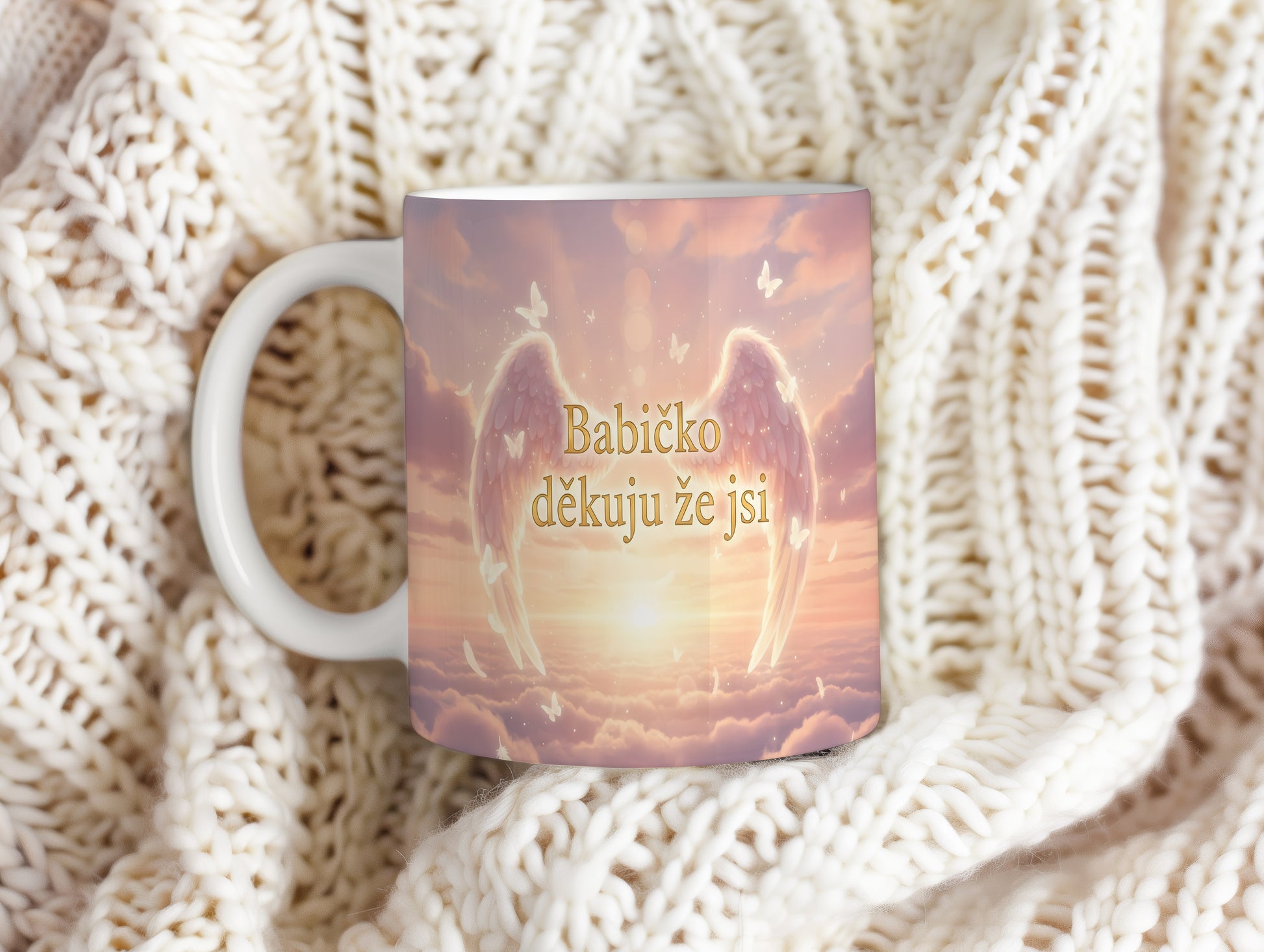 Hrnek s růžovými křídly a motýly na pastelovém pozadí.