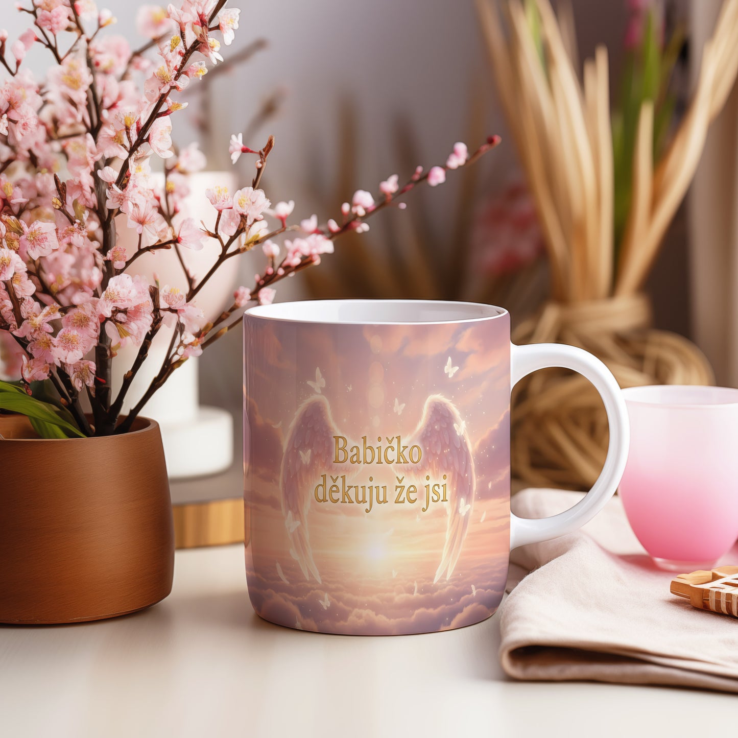 Hrnek s růžovými křídly a motýly na pastelovém pozadí.