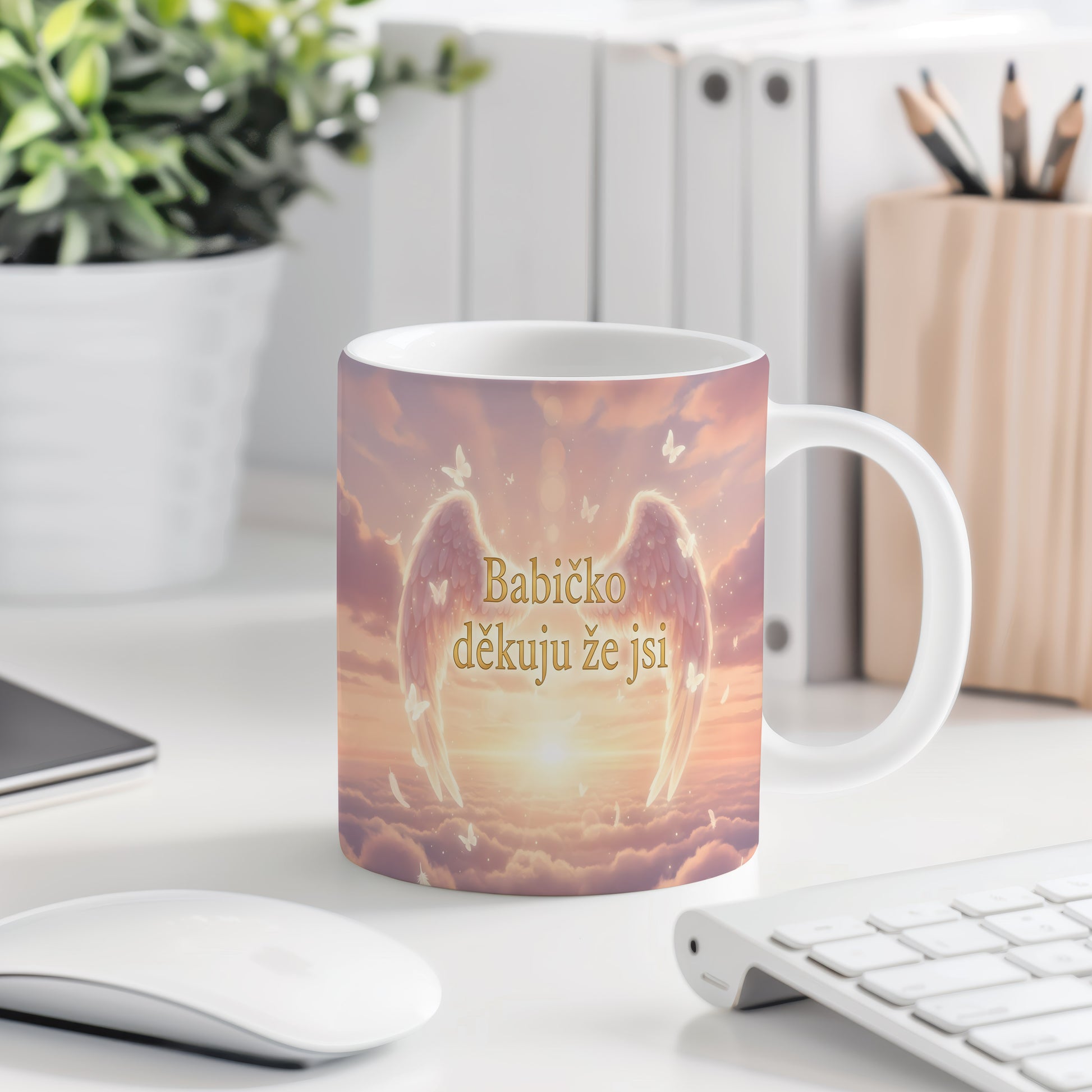 Hrnek s růžovými křídly a motýly na pastelovém pozadí.