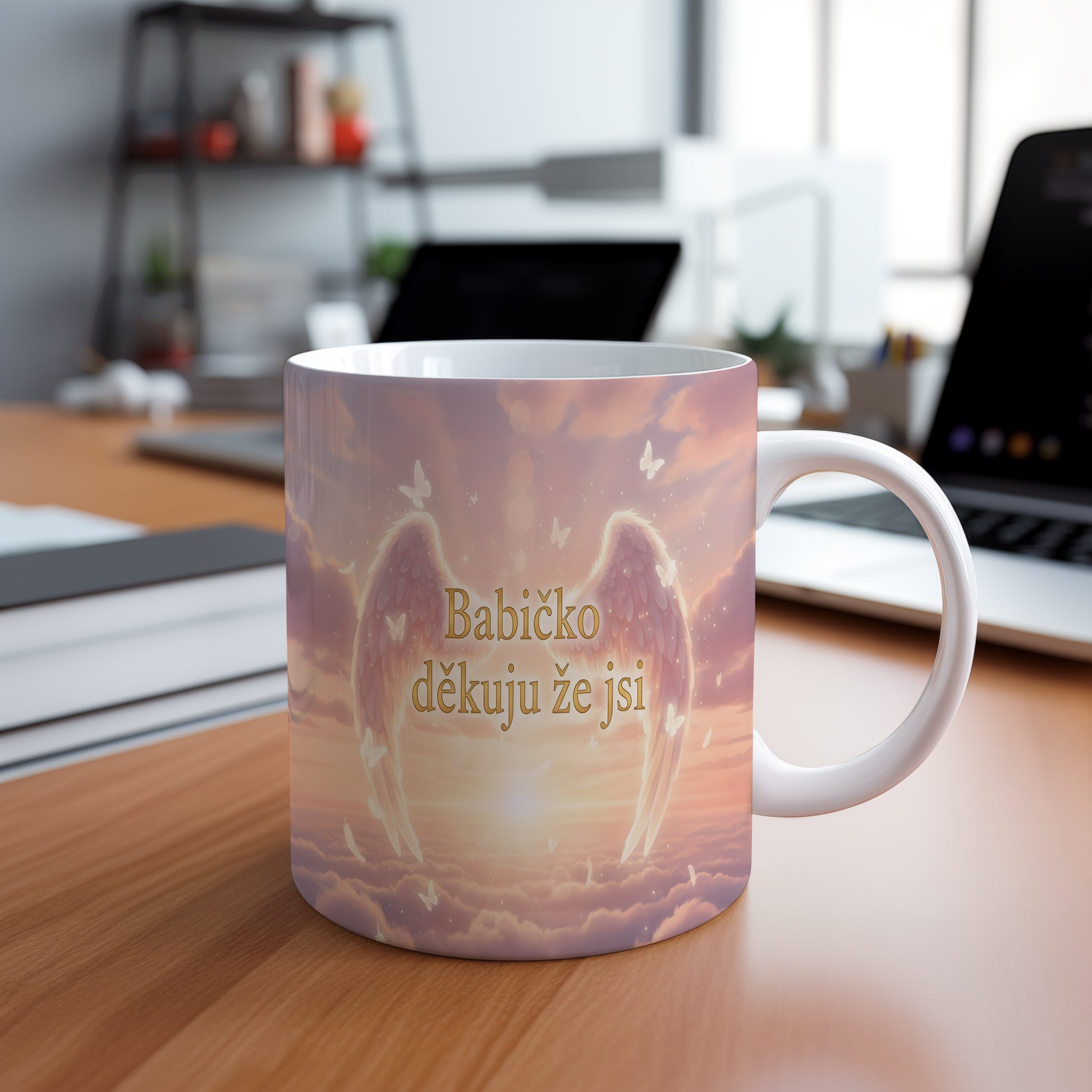 Hrnek s růžovými křídly a motýly na pastelovém pozadí.