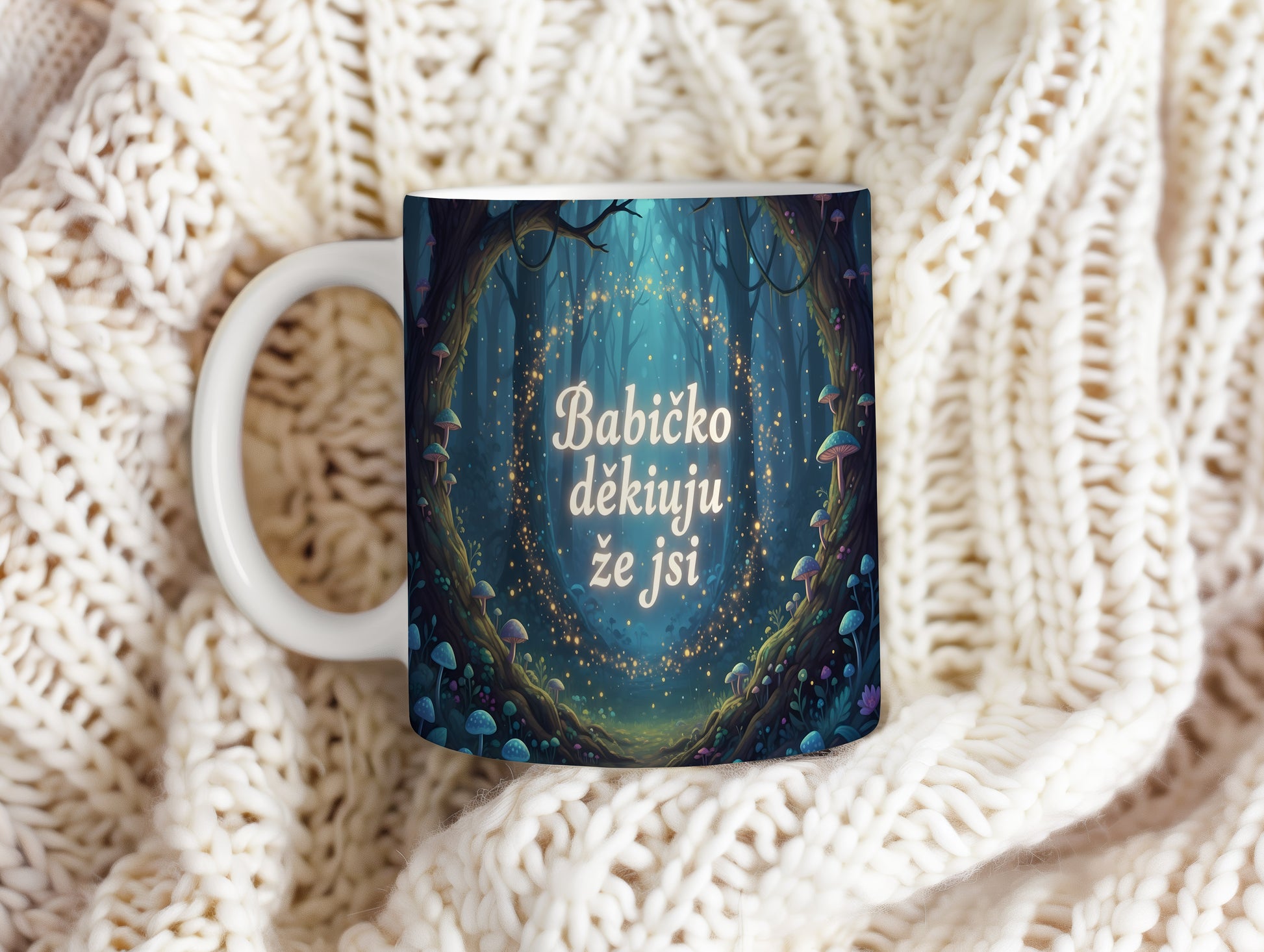 Hrnek s motivem magického lesa a nápisem Babičko děkuju že jsi.