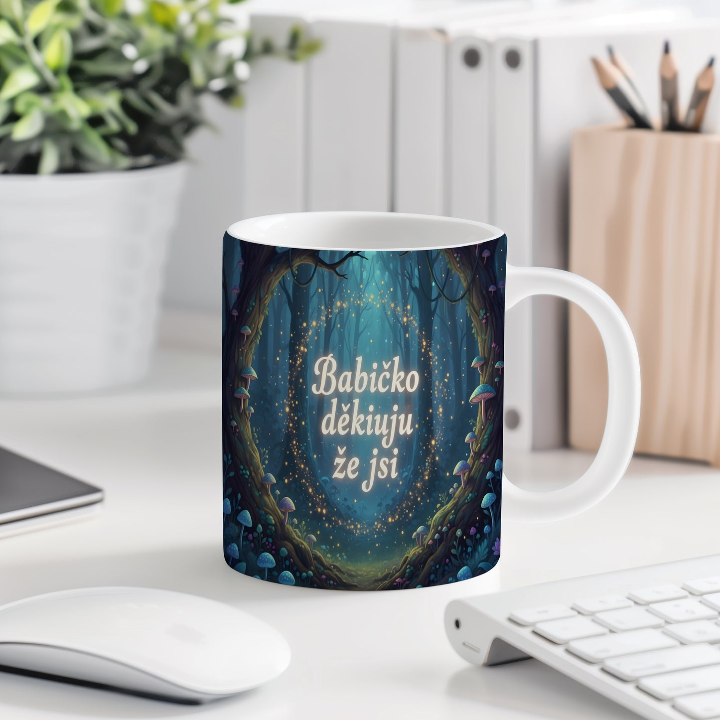Hrnek s motivem magického lesa a nápisem Babičko děkuju že jsi.