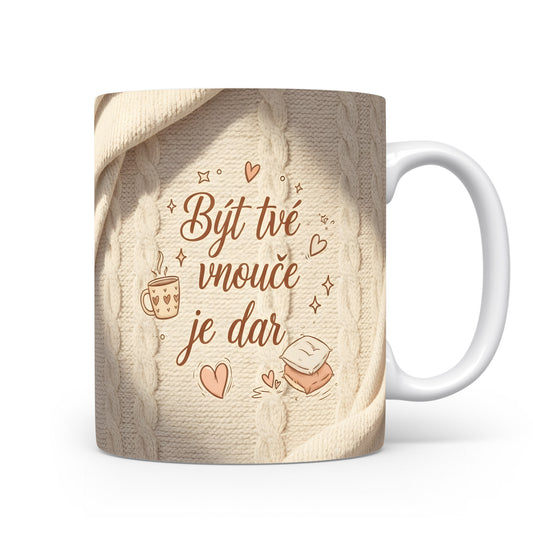 Hrnek s pleteným vzorem a nápisem Být tvé vnouče je dar.