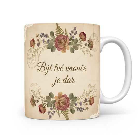 Vintage hrnek s květinovým motivem a nápisem Být tvé vnouče je dar.