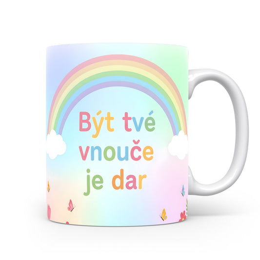 Hrnek s pastelovou duhou, motýlky a květinami.