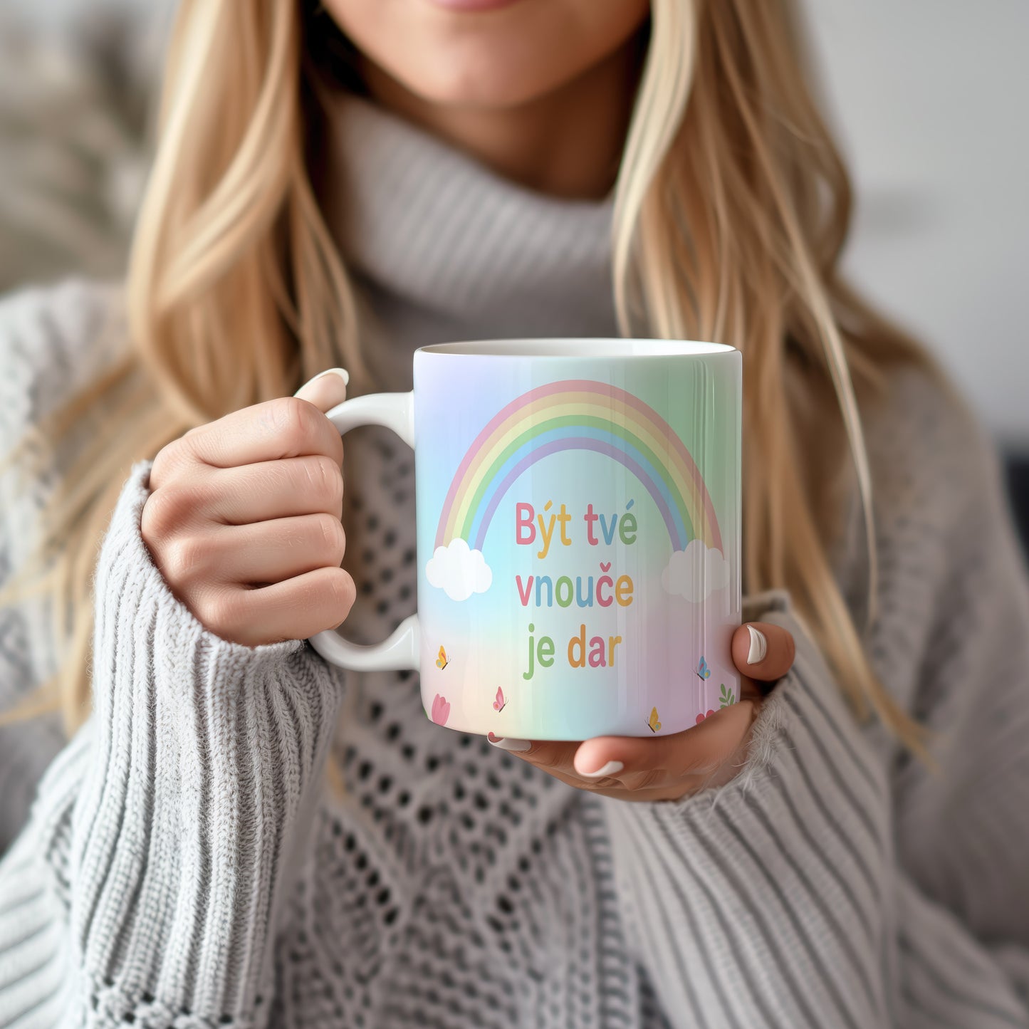 Hrnek s pastelovou duhou, motýlky a květinami.