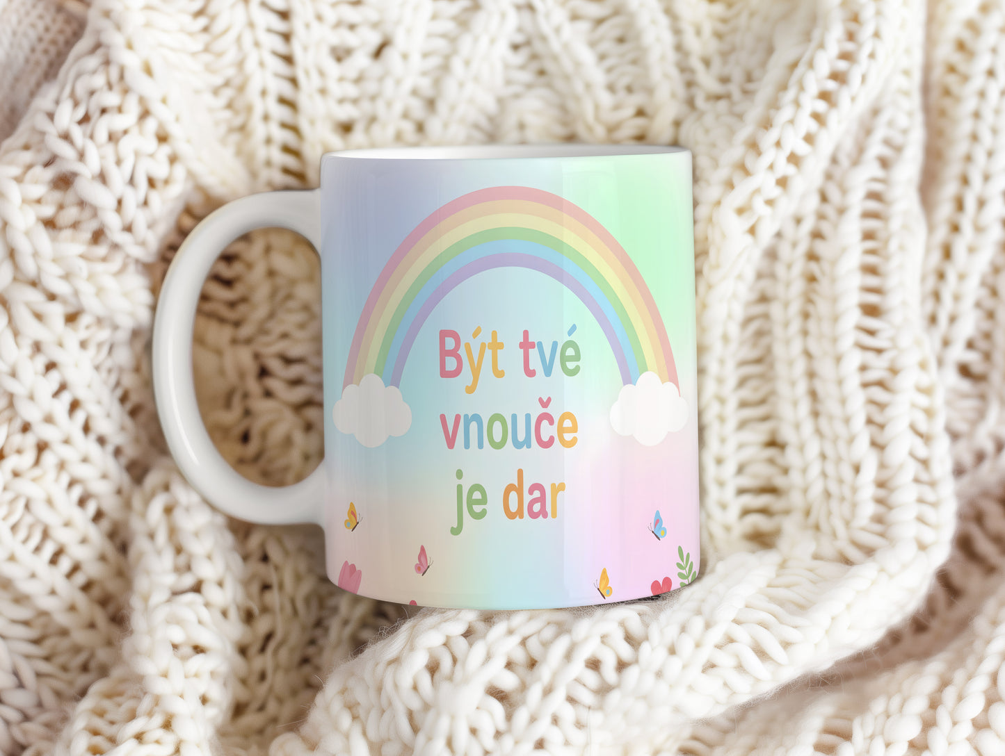Hrnek s pastelovou duhou, motýlky a květinami.