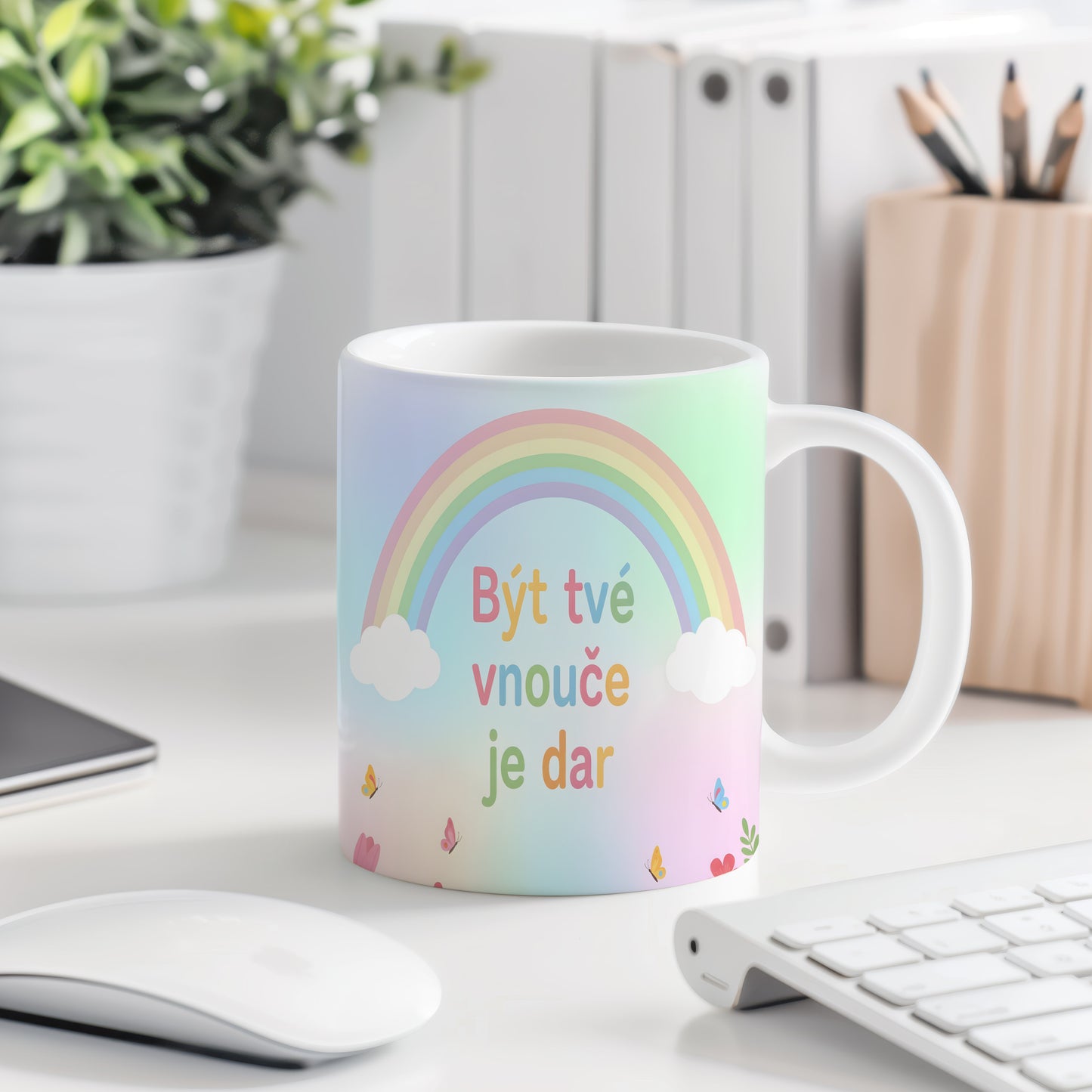 Hrnek s pastelovou duhou, motýlky a květinami.