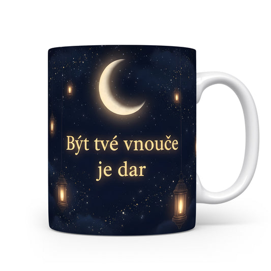 Hrnek s motivem měsíce a luceren na tmavě modré obloze.