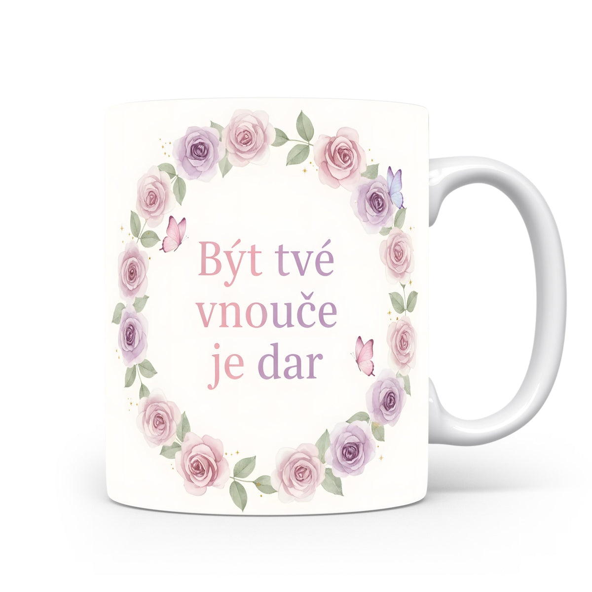 Hrnek s pastelovými květy a motýly, text Být tvé vnouče je dar.