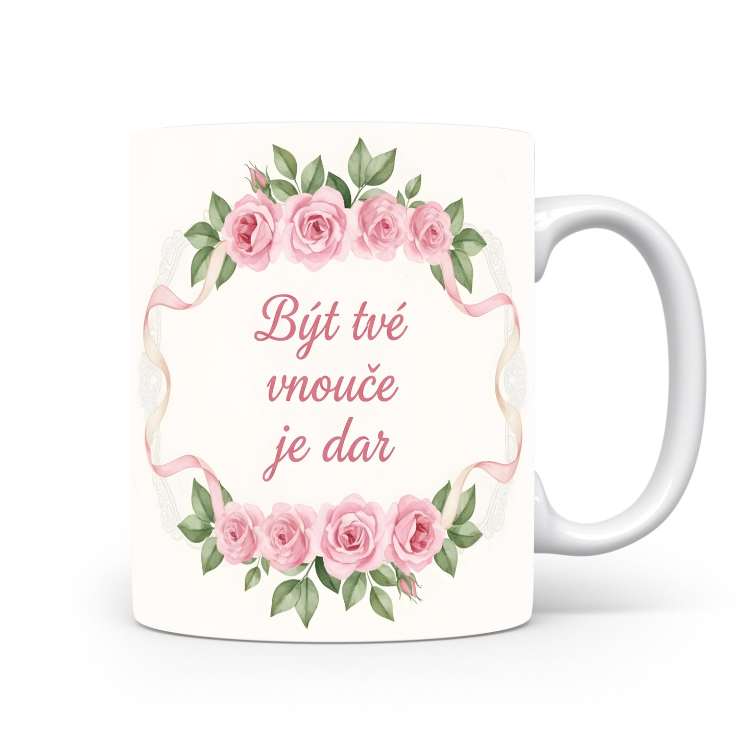 Hrnek s růžovými růžemi a nápisem Být tvé vnouče je dar.