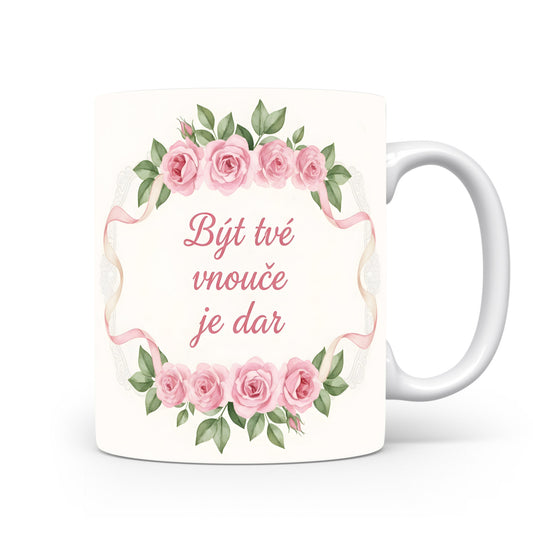 Hrnek s růžovými růžemi a nápisem Být tvé vnouče je dar.