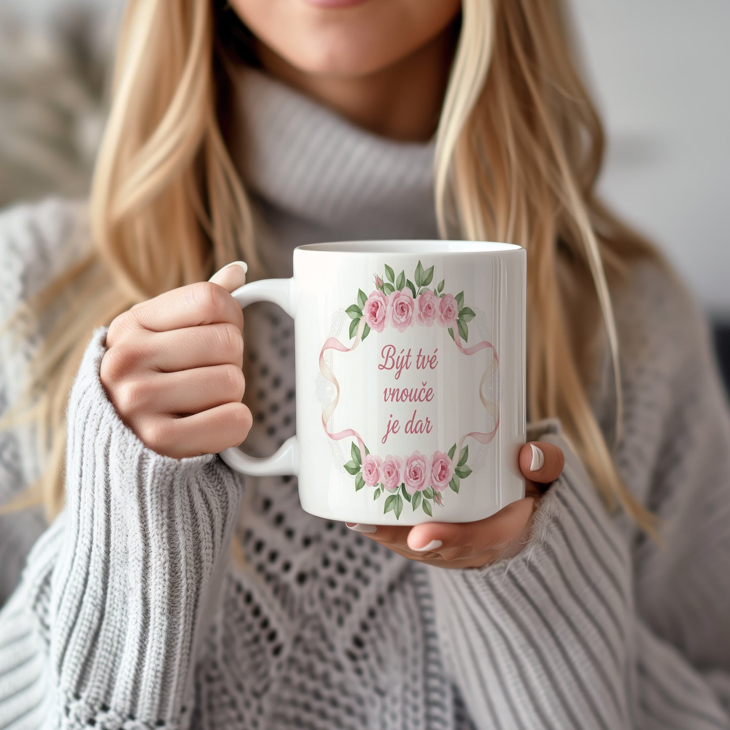 Hrnek s růžovými růžemi a nápisem Být tvé vnouče je dar.