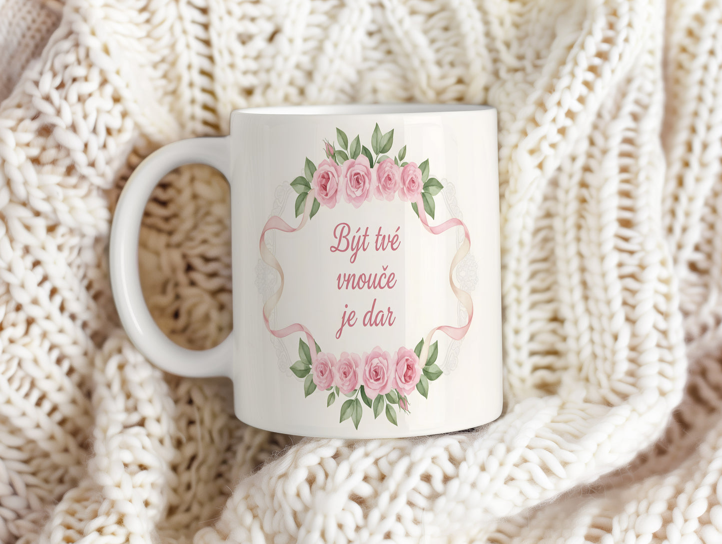 Hrnek s růžovými růžemi a nápisem Být tvé vnouče je dar.