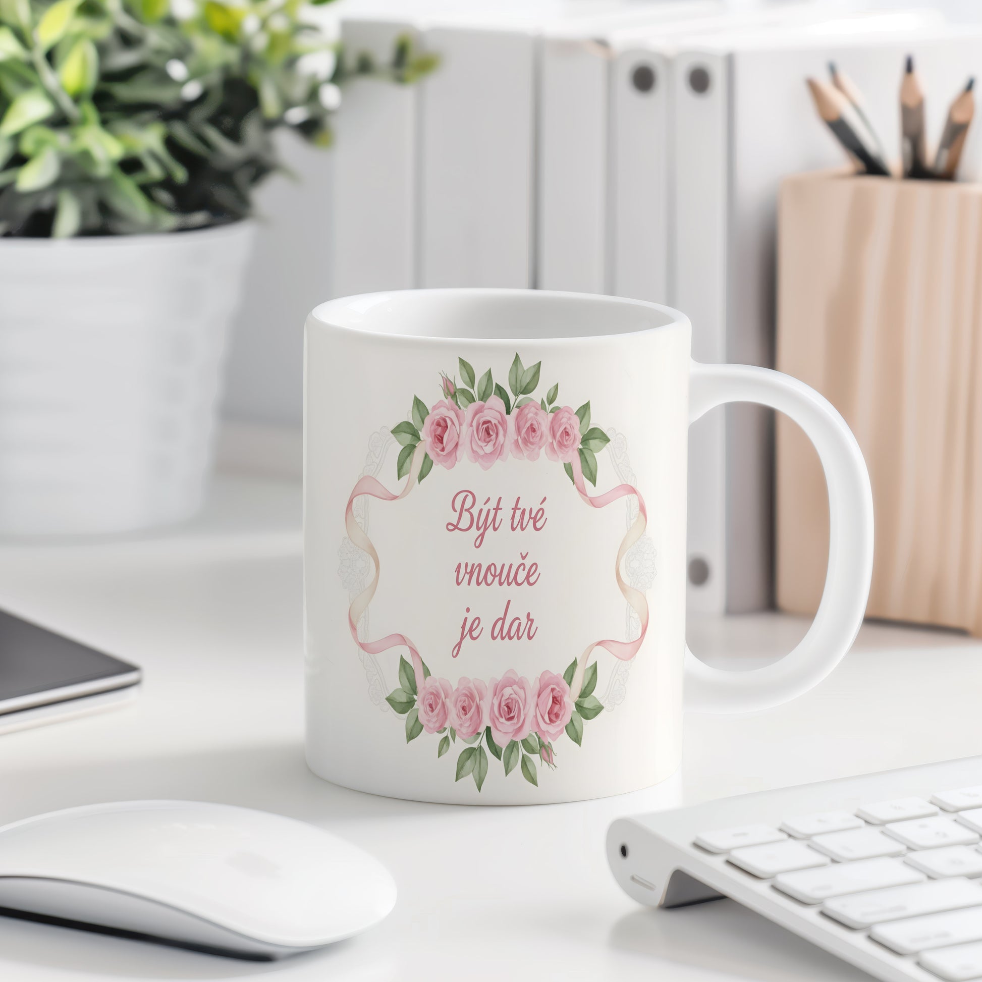 Hrnek s růžovými růžemi a nápisem Být tvé vnouče je dar.