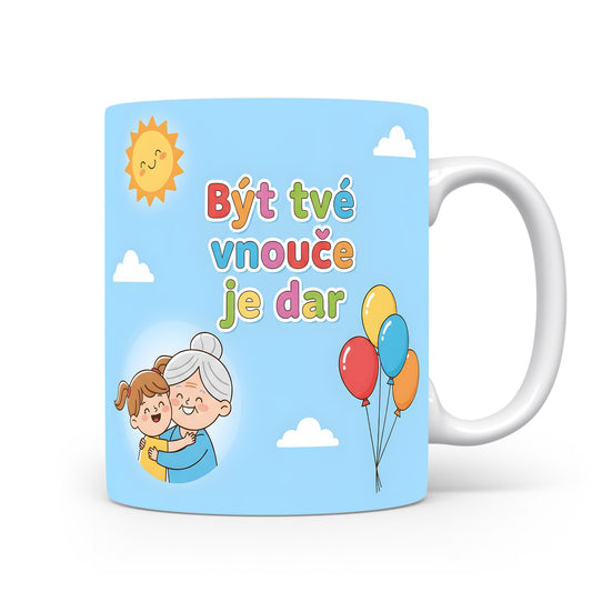 Hrnek s modrým pozadím, balónky a usměvavým sluncem.