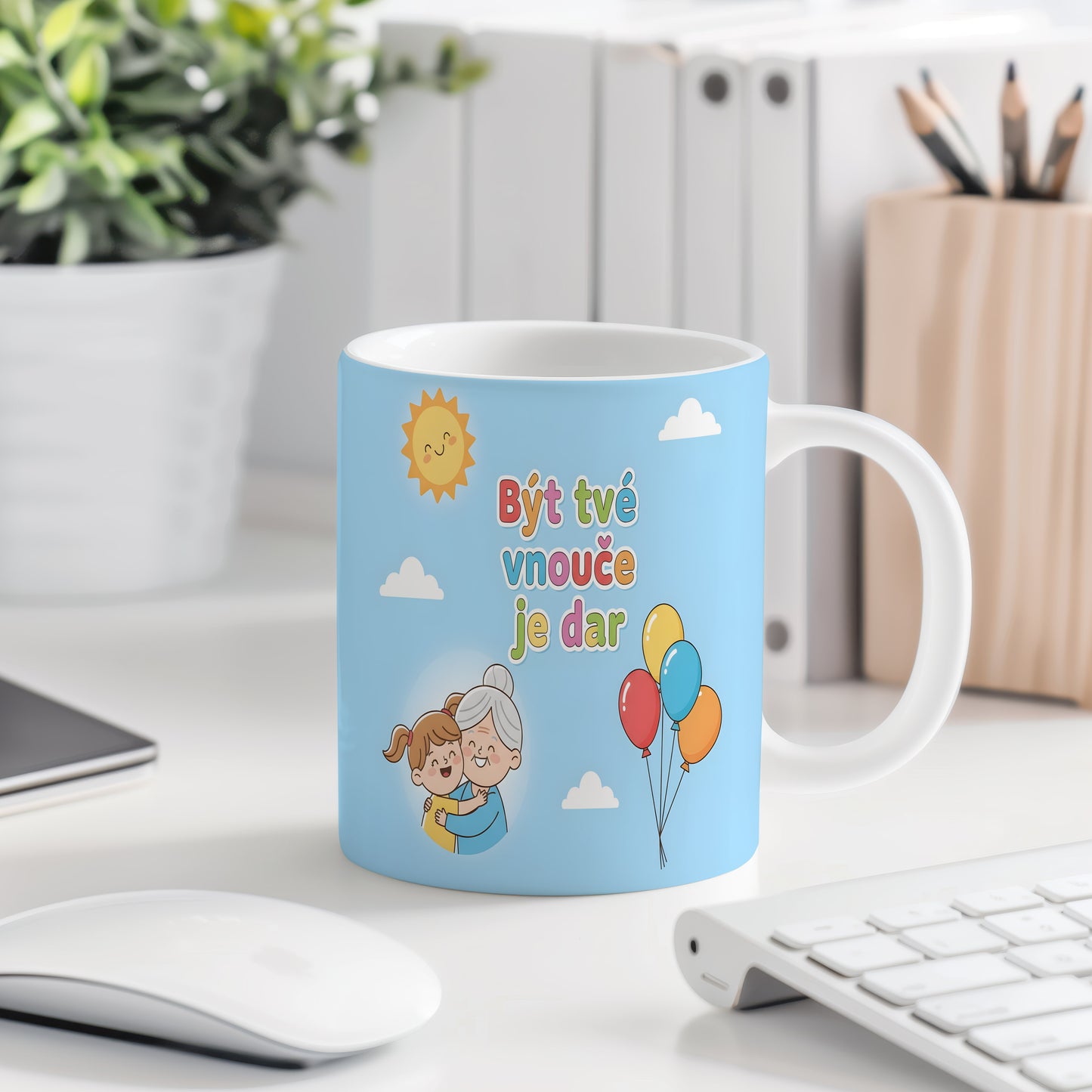 Hrnek s modrým pozadím, balónky a usměvavým sluncem.