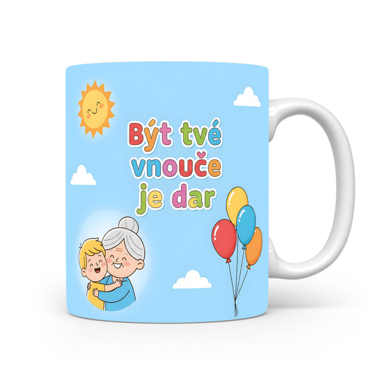 Hrnek s nápisem Být tvé vnouče je dar, sluncem a balónky na modrém pozadí.