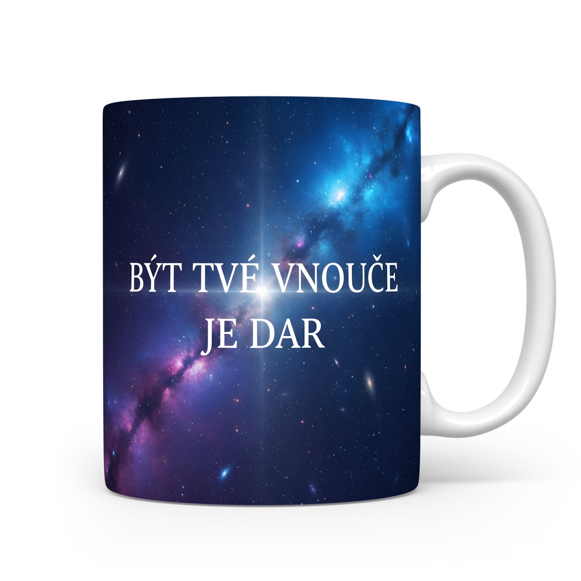 Hrnek s galaktickým motivem a textem 'BÝT TVÉ VNOUČE JE DAR'.