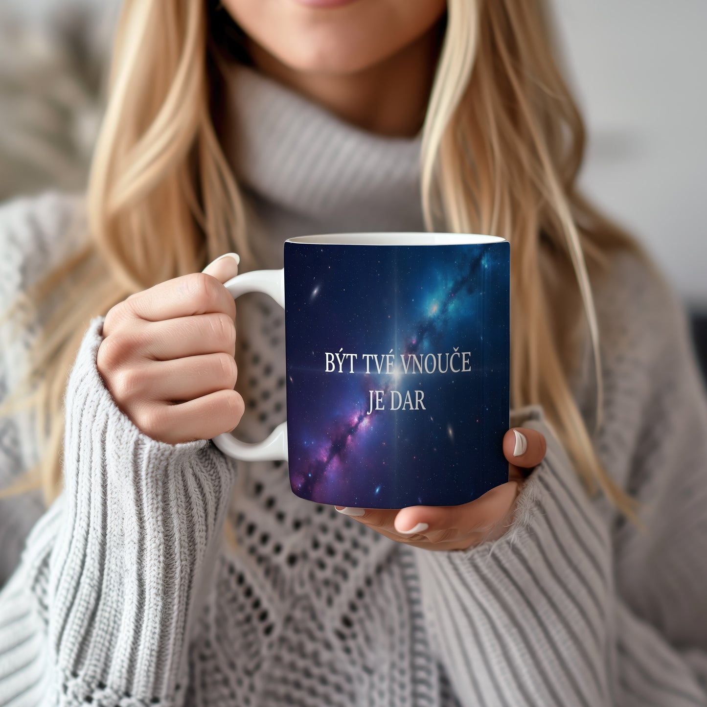 Hrnek s galaktickým motivem a textem 'BÝT TVÉ VNOUČE JE DAR'.