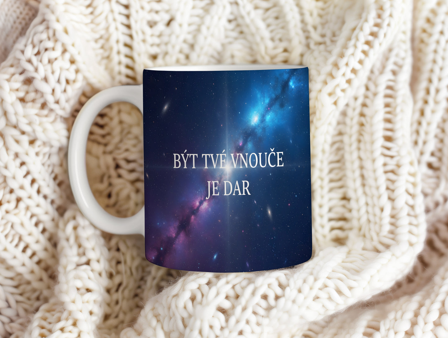 Hrnek s galaktickým motivem a textem 'BÝT TVÉ VNOUČE JE DAR'.