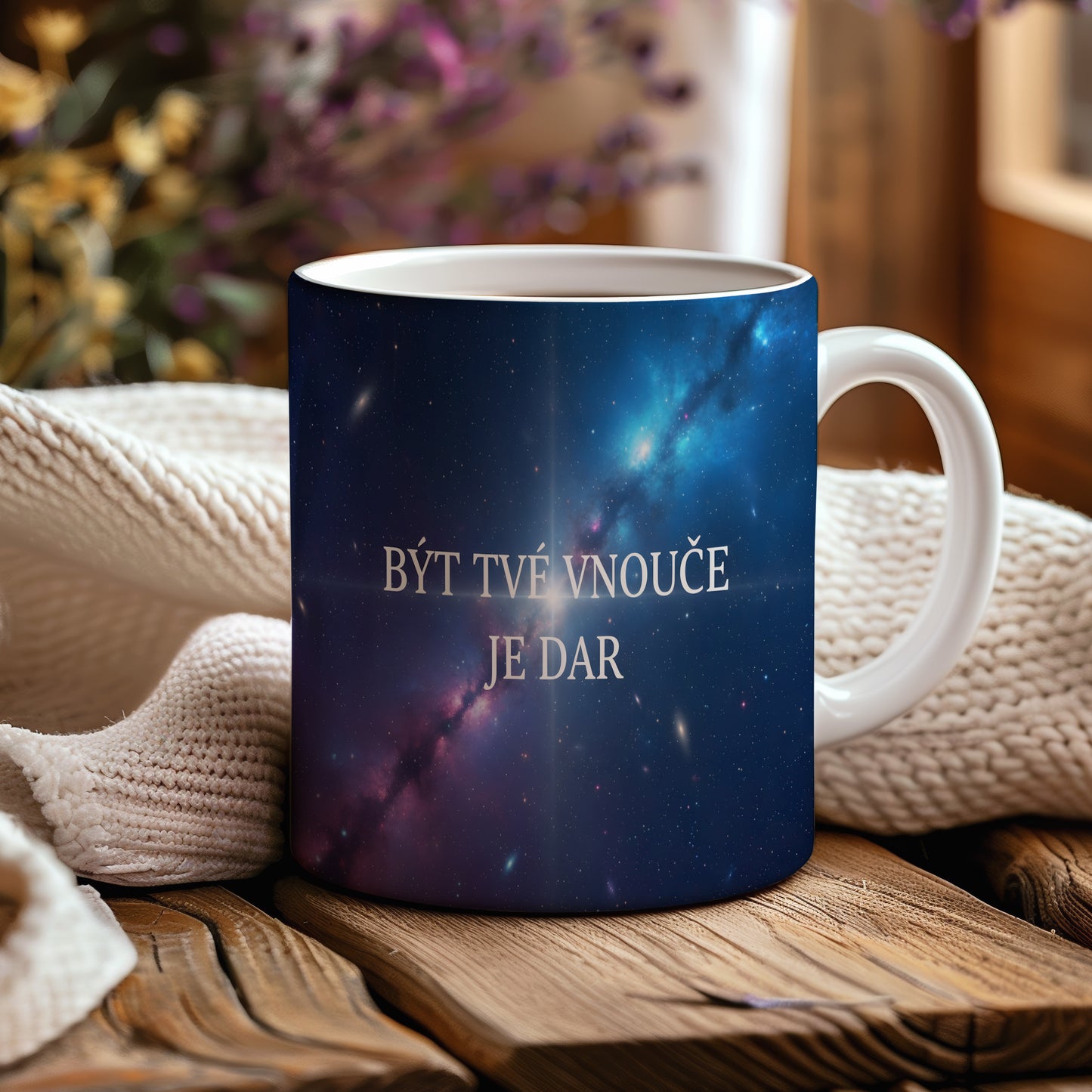 Hrnek s galaktickým motivem a textem 'BÝT TVÉ VNOUČE JE DAR'.