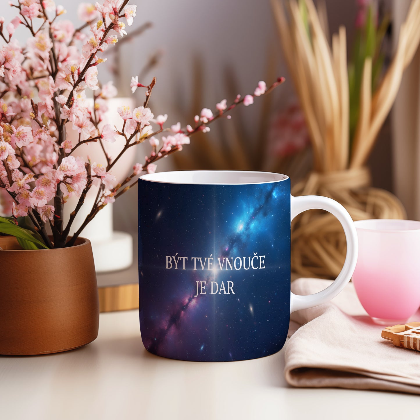 Hrnek s galaktickým motivem a textem 'BÝT TVÉ VNOUČE JE DAR'.