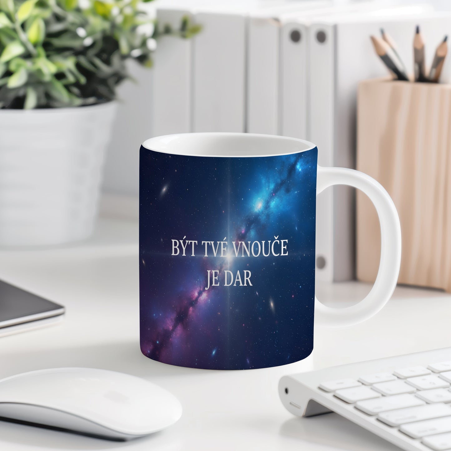 Hrnek s galaktickým motivem a textem 'BÝT TVÉ VNOUČE JE DAR'.