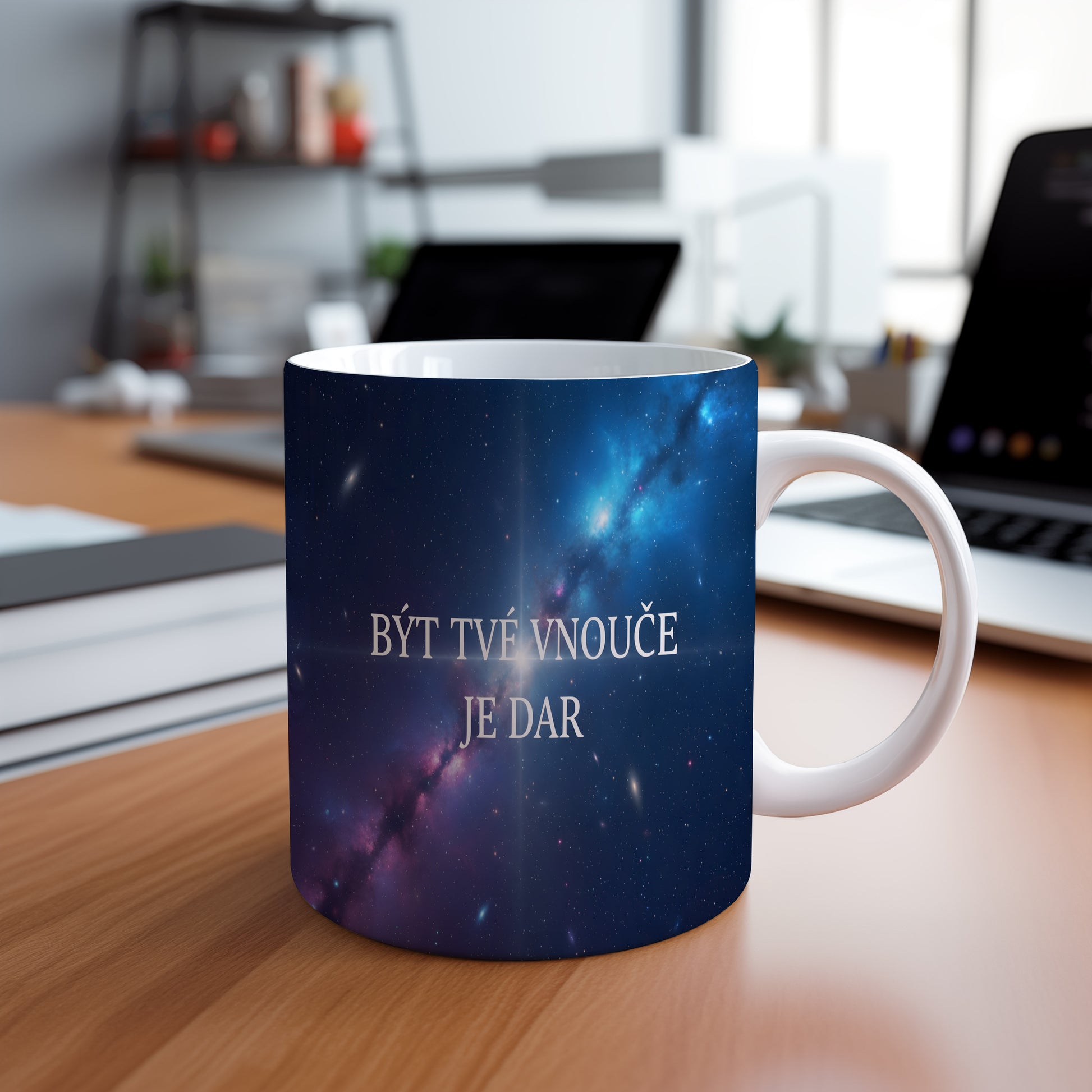 Hrnek s galaktickým motivem a textem 'BÝT TVÉ VNOUČE JE DAR'.