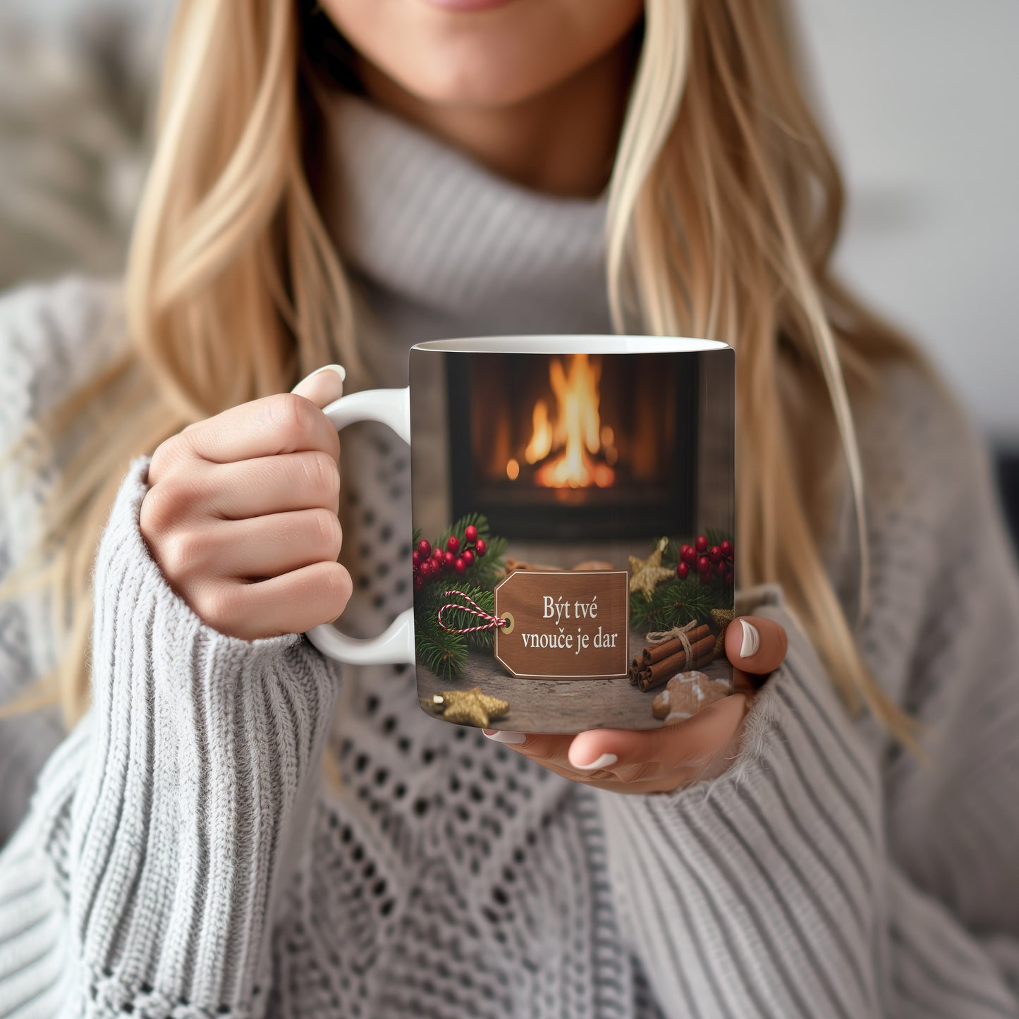 Hrnek s vánočním motivem a nápisem Být tvé vnouče je dar.