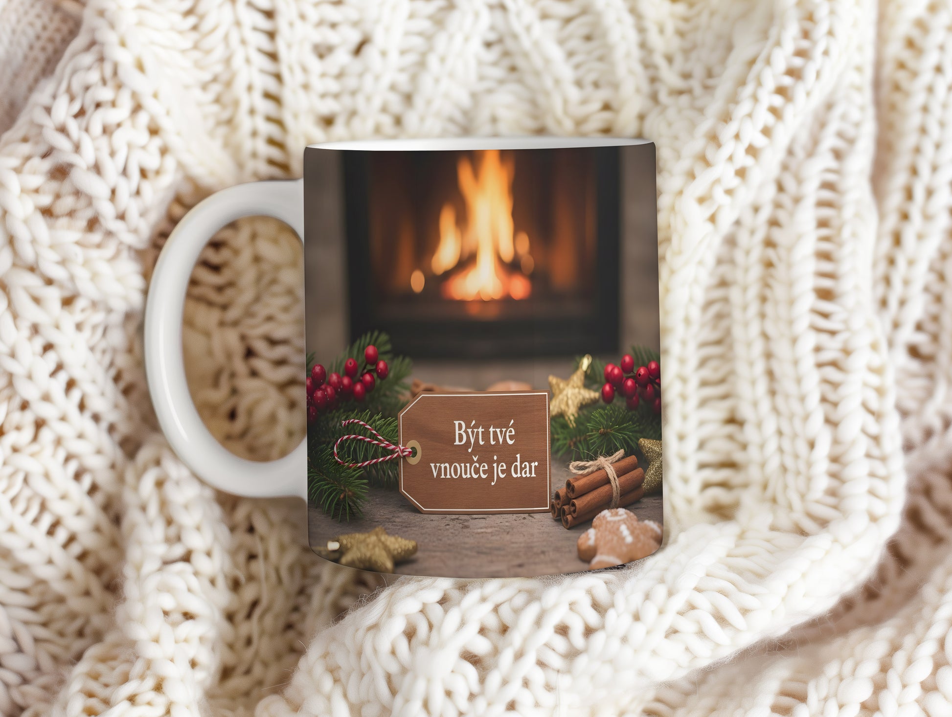 Hrnek s vánočním motivem a nápisem Být tvé vnouče je dar.