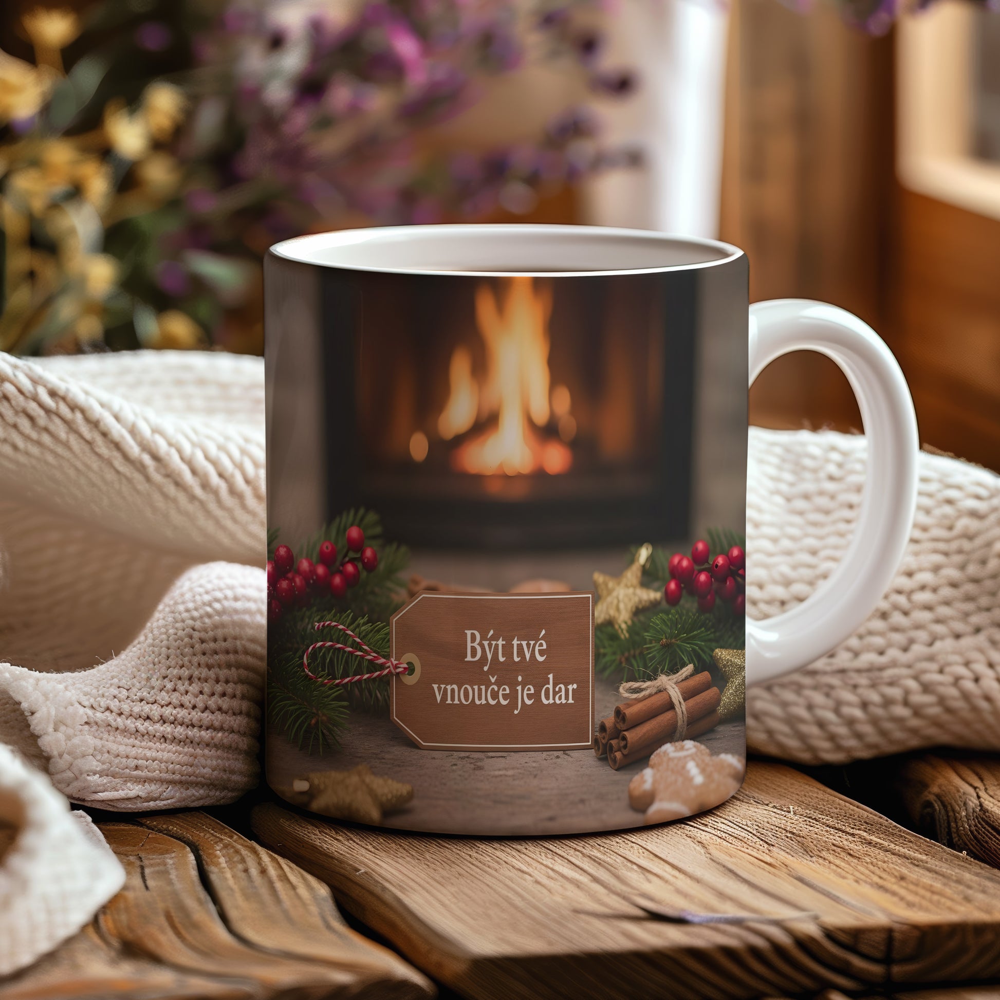 Hrnek s vánočním motivem a nápisem Být tvé vnouče je dar.
