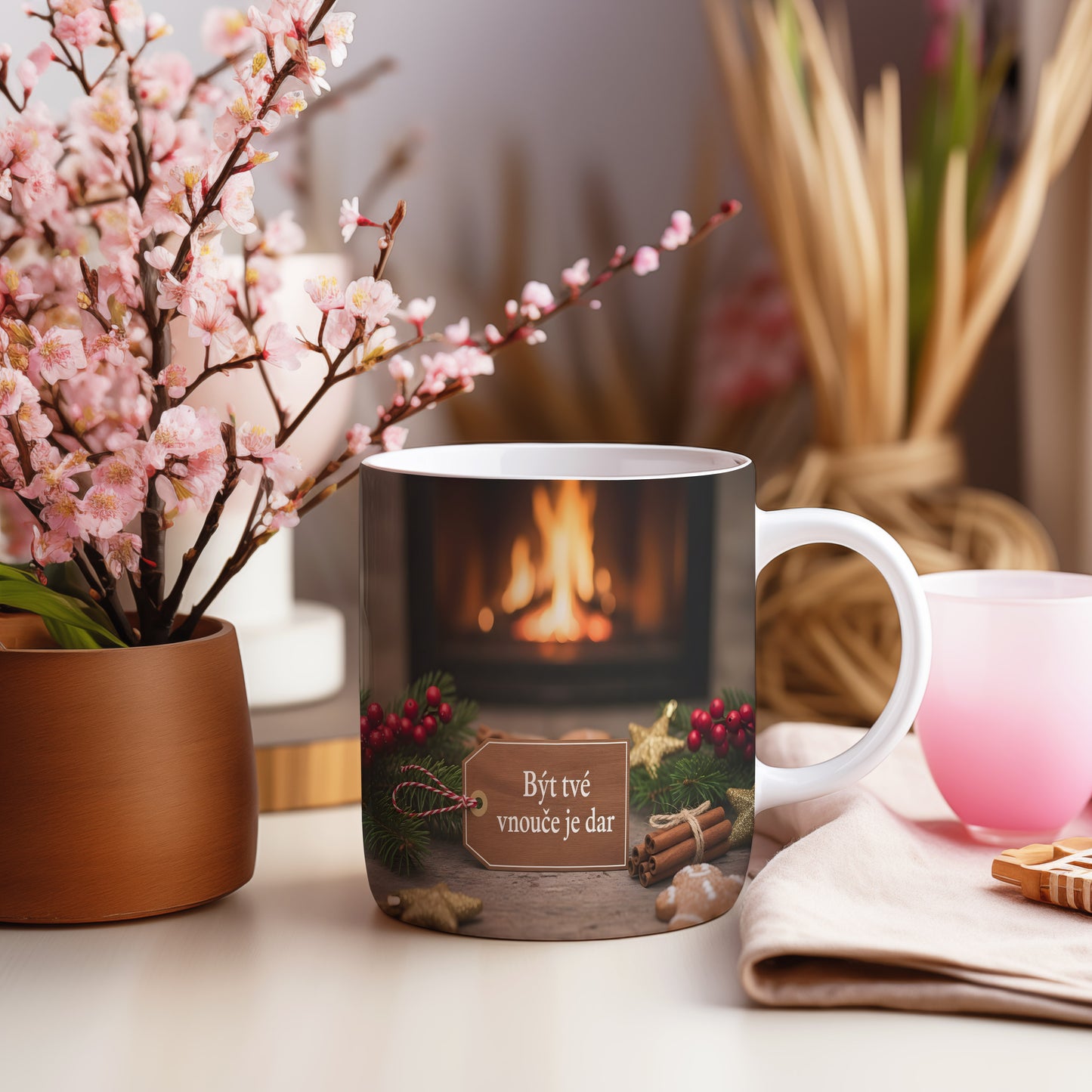 Hrnek s vánočním motivem a nápisem Být tvé vnouče je dar.