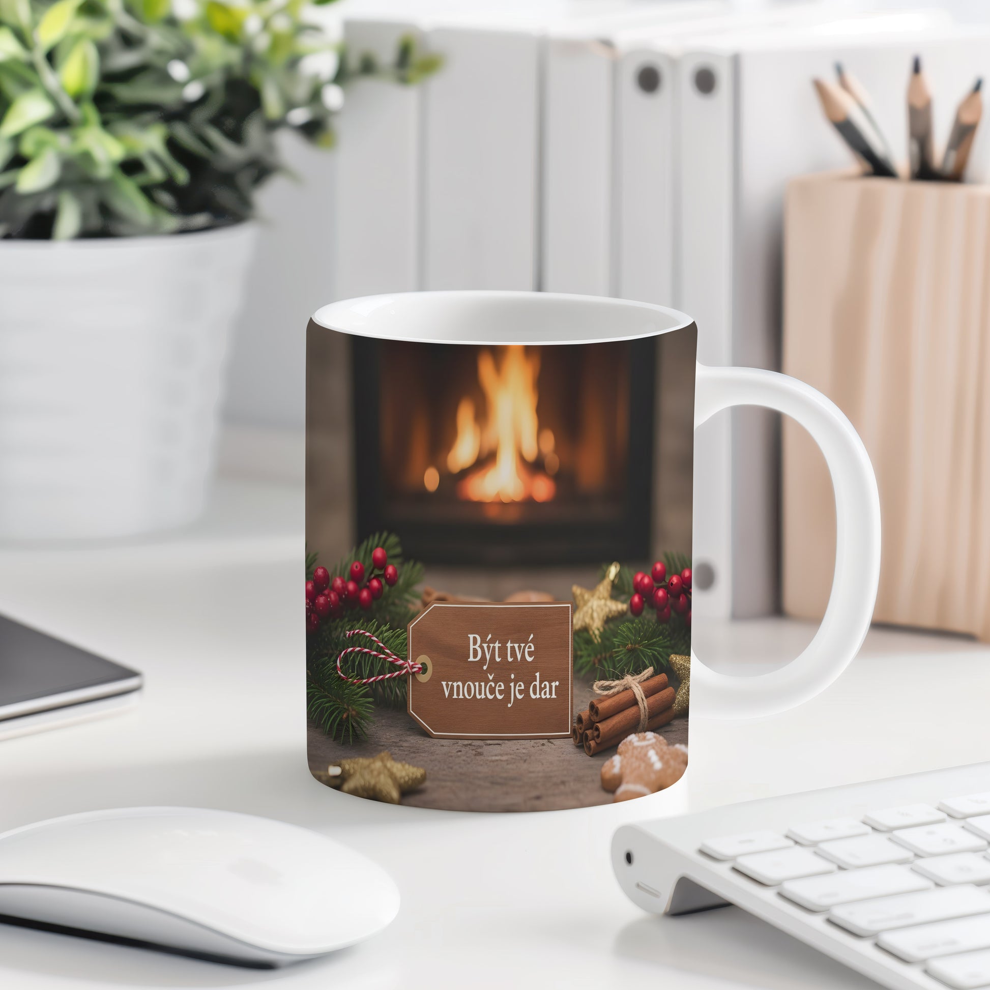 Hrnek s vánočním motivem a nápisem Být tvé vnouče je dar.