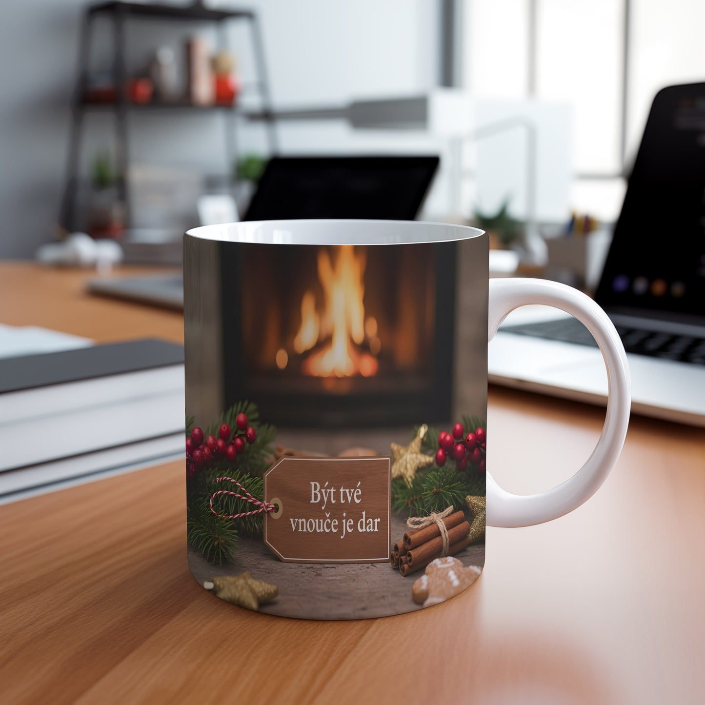 Hrnek s vánočním motivem a nápisem Být tvé vnouče je dar.