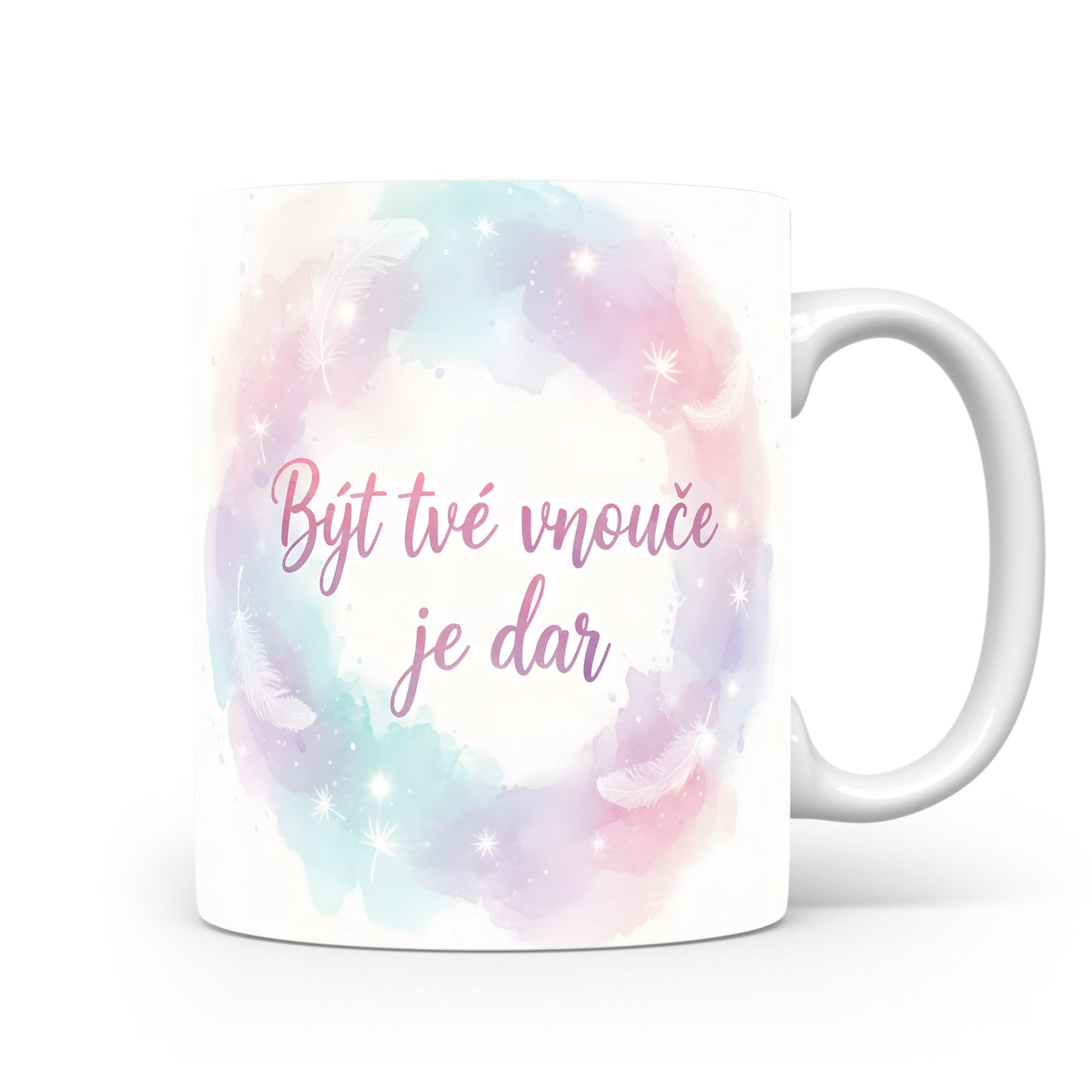 Hrnek s pastelovými barvami, peříčky a hvězdičkami.