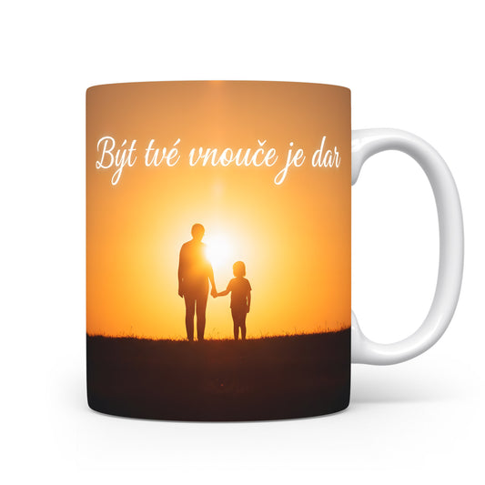 Hrnek s motivem siluety babičky a vnoučete při západu slunce.