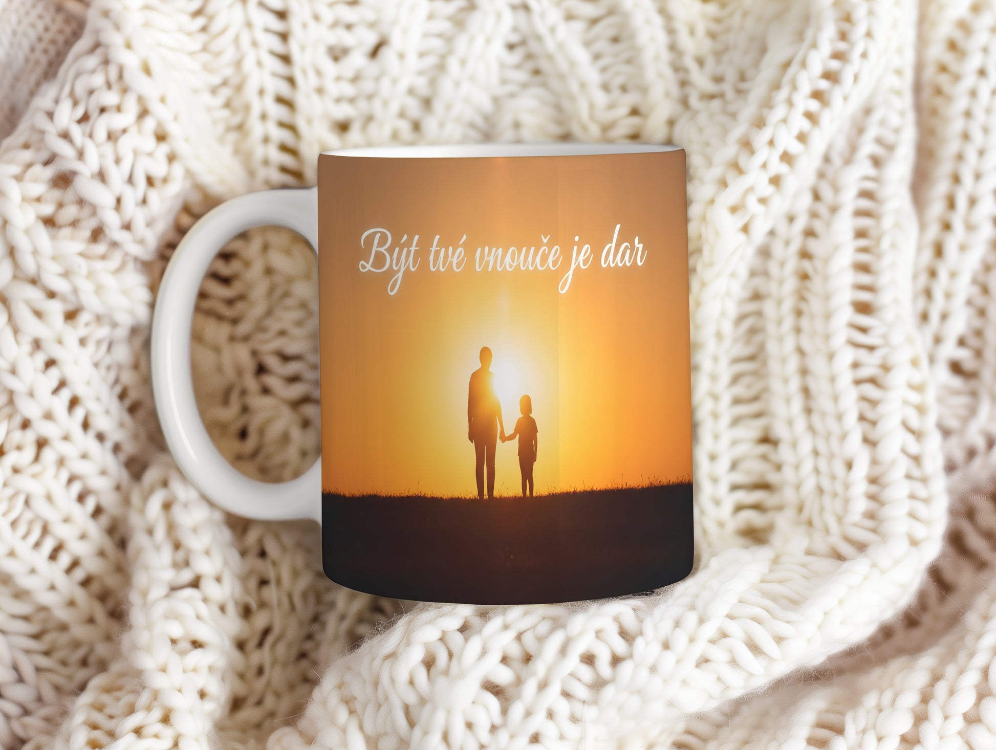Hrnek s motivem siluety babičky a vnoučete při západu slunce.