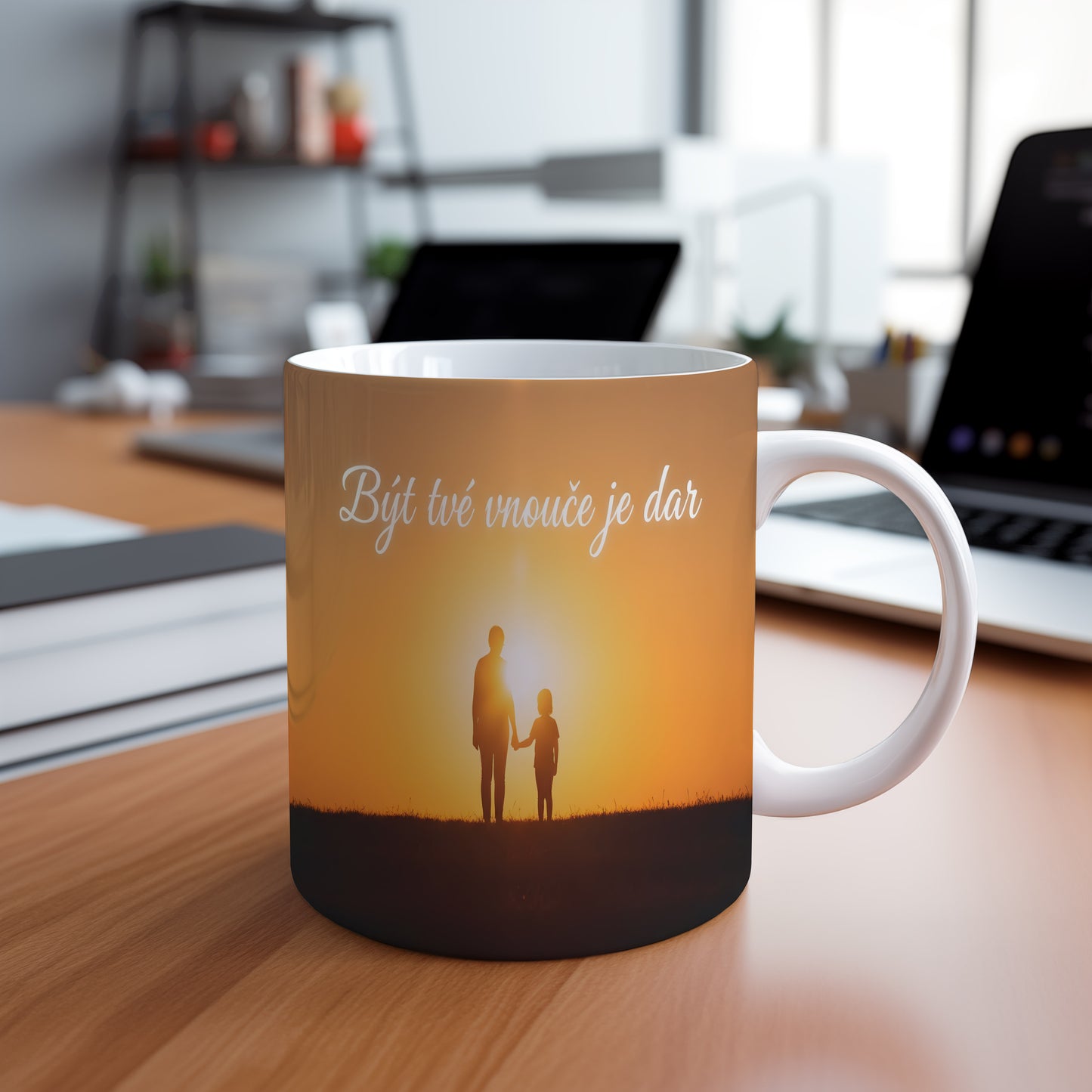 Hrnek s motivem siluety babičky a vnoučete při západu slunce.