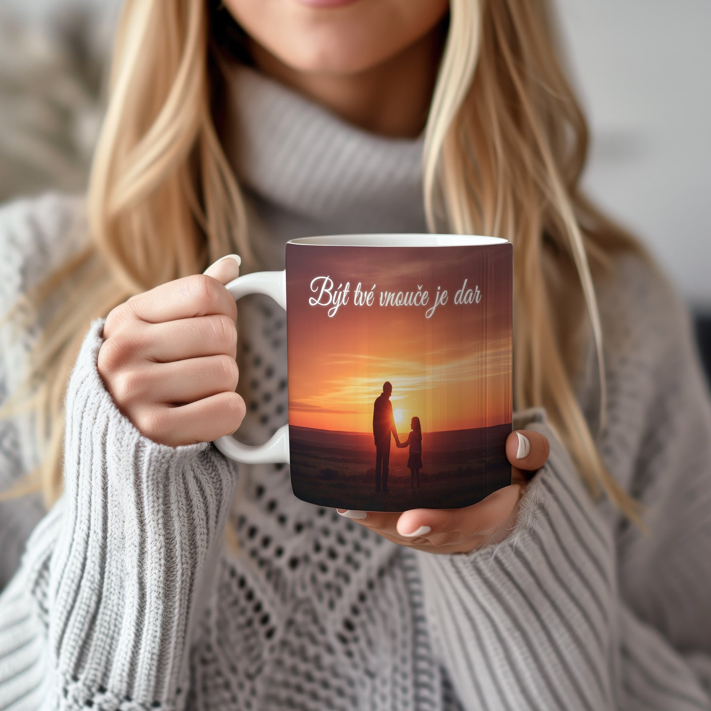 Hrnek s motivem siluety v západu slunce a nápisem Být tvé vnouče je dar.