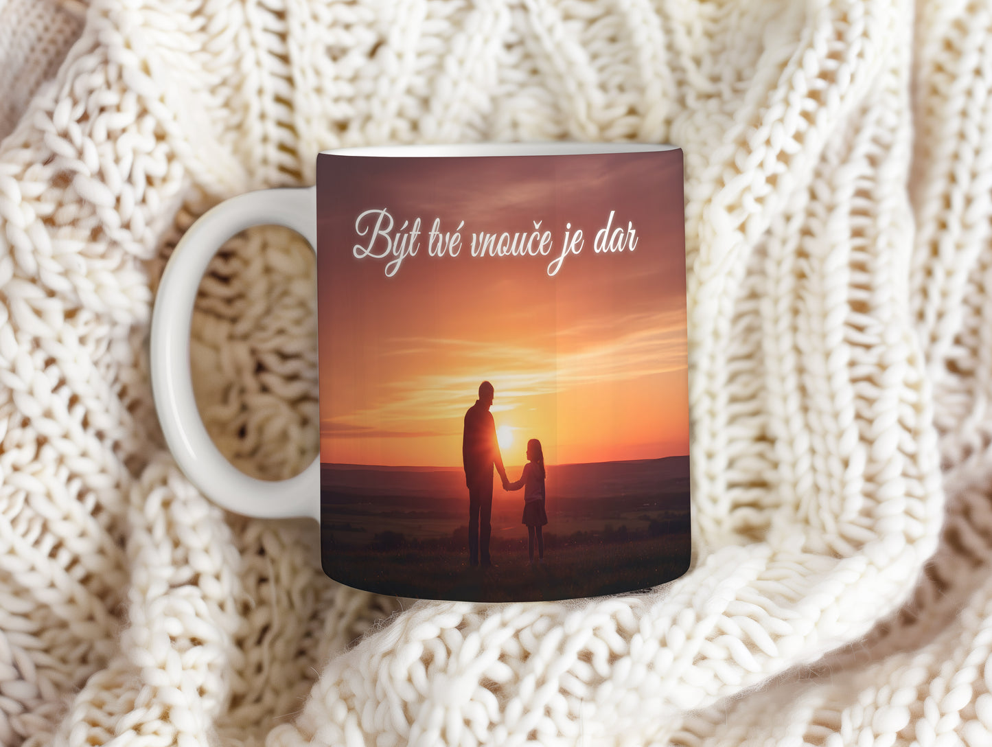 Hrnek s motivem siluety v západu slunce a nápisem Být tvé vnouče je dar.